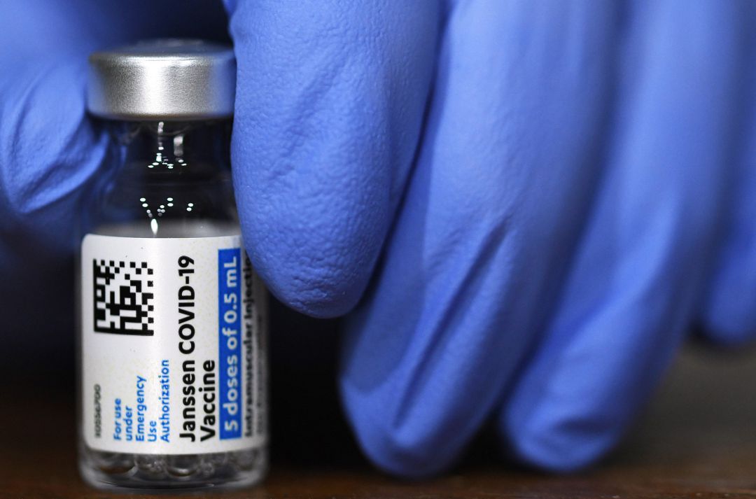 Un vial de la vacuna de Janssen contra el COVID-19 Un vial de la vacuna de Janssen contra el COVID-19