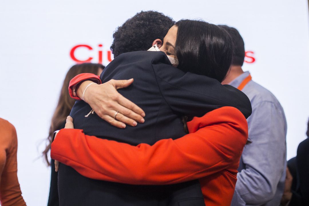 El candidato de Ciudadanos a la Presidencia de la Comunidad de Madrid, Edmundo Bal, abraza a la presidenta del partido, Inés Arrimadas, a 4 de mayo de 2021, en Madrid (España). Durante la comparecencia. El candidato de Ciudadanos a la Presidencia de la Comunidad de Madrid, Edmundo Bal, abraza a la presidenta del partido, Inés Arrimadas, a 4 de mayo de 2021, en Madrid (España). Durante la comparecencia.