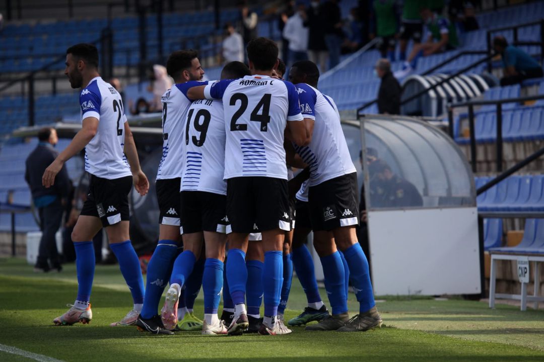 Los jugadores se abrazan a Moyita, tras su gol Los jugadores se abrazan a Moyita, tras su gol