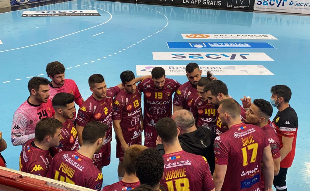 Los ribereños, de color vino ante Valladolid, repasan las instrucciones de Alberto Suárez. Los ribereños, de color vino ante Valladolid, repasan las instrucciones de Alberto Suárez.