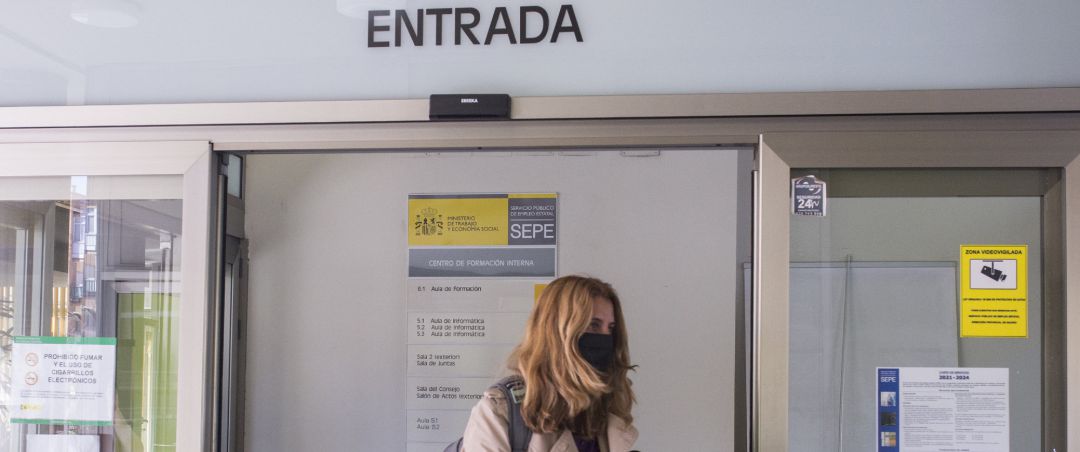 Una mujer entra por la puerta de una oficina del SEPE. Una mujer entra por la puerta de una oficina del SEPE.