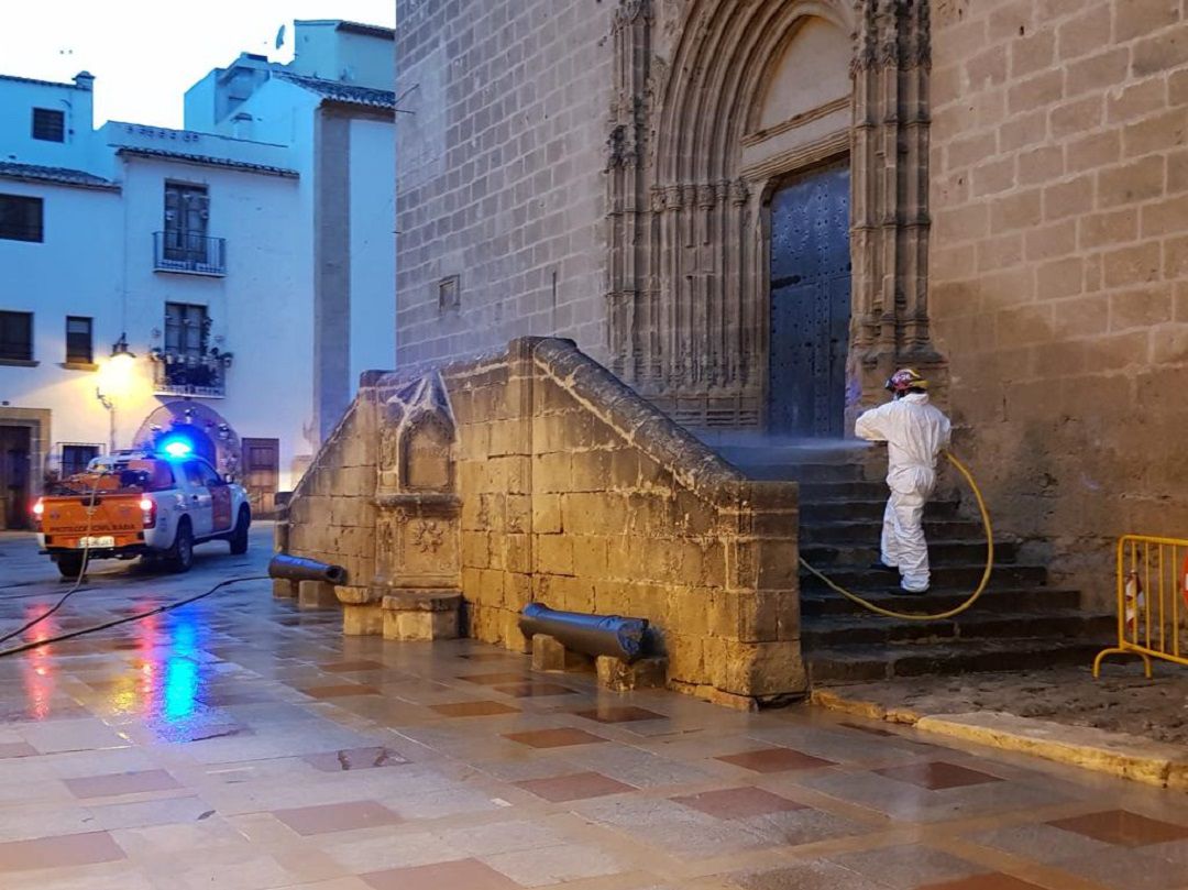 Protección Civil realizando trabajos de desinfección en Xàbia. Protección Civil realizando trabajos de desinfección en Xàbia.