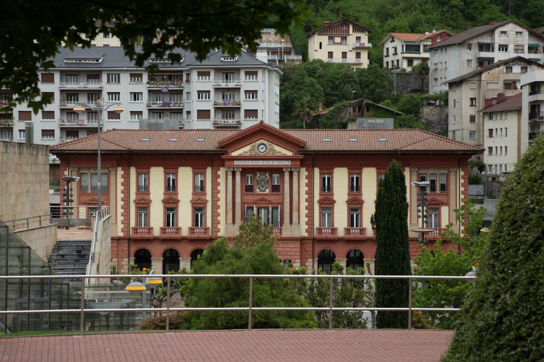 El Ayuntamiento de Eibar pone en marcha el programa "Denda-Lan" El Ayuntamiento de Eibar pone en marcha el programa "Denda-Lan"
