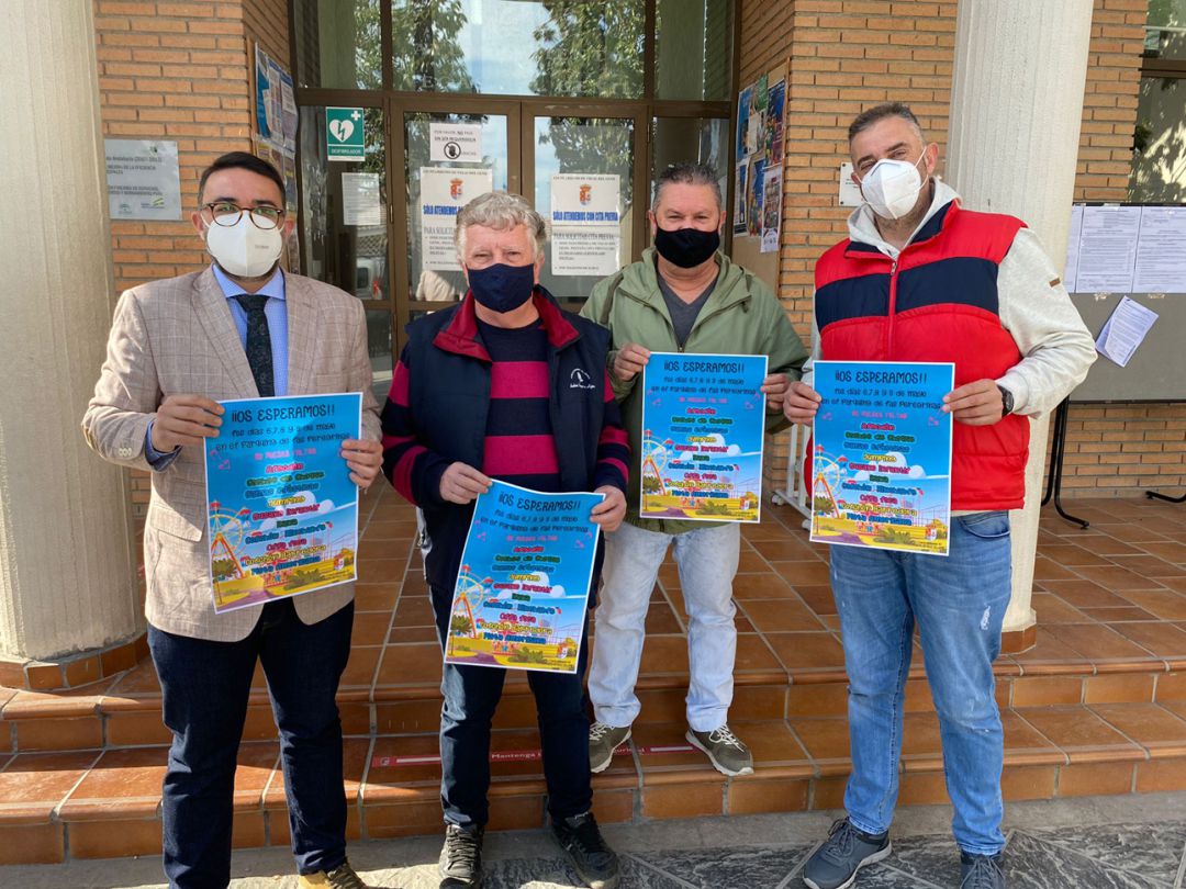 El alcalde de Vegas del Genil y el concejal de Fiestas, con los representantes de la Asociación de Feriantes de Granada El alcalde de Vegas del Genil y el concejal de Fiestas, con los representantes de la Asociación de Feriantes de Granada