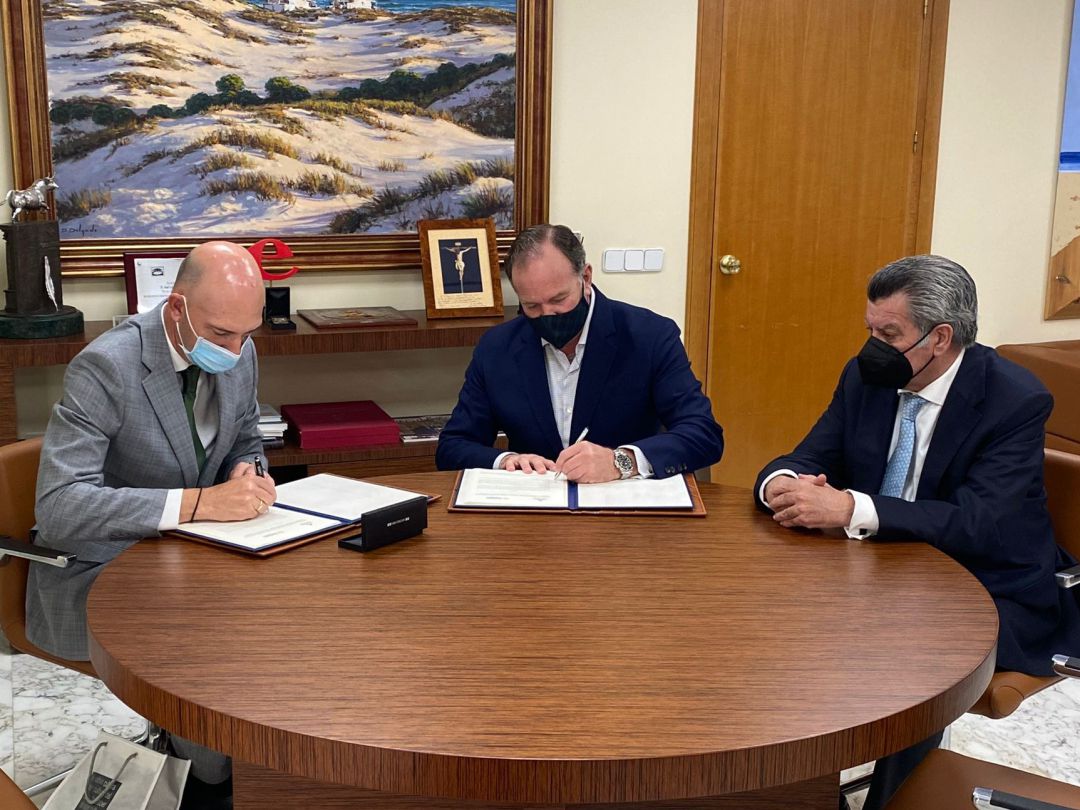 Momento de la firma entre el Centro de Estudios Andaluces y la Fundación Caja Rural del Sur para la edición de un gran estudio sobre las letras del fandango. Momento de la firma entre el Centro de Estudios Andaluces y la Fundación Caja Rural del Sur para la edición de un gran estudio sobre las letras del fandango.