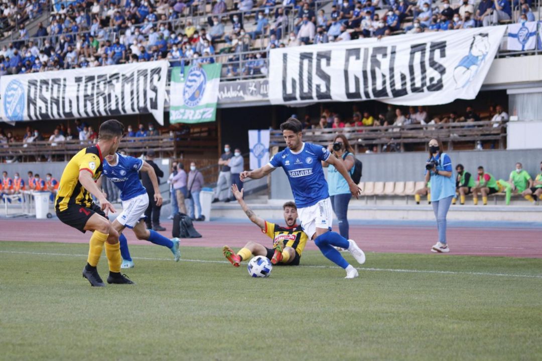 Javilillo intenta el uno contra un rival Javilillo intenta el uno contra un rival