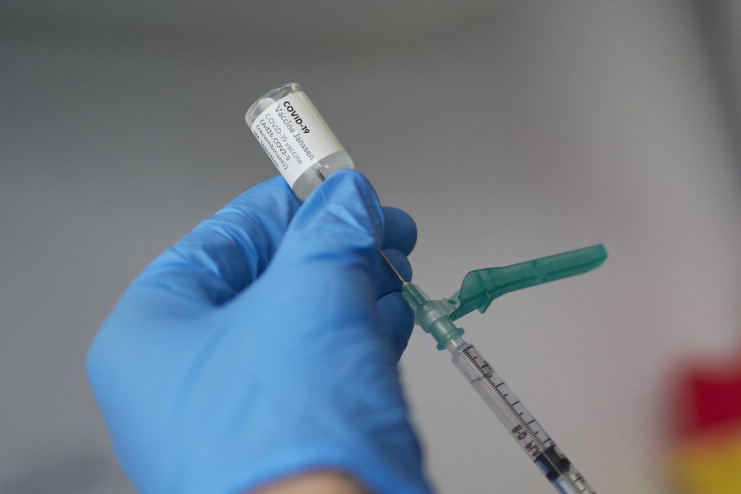 Una profesional sanitaria sostiene un vial con la vacuna de Janssen contra el covid-19. Una profesional sanitaria sostiene un vial con la vacuna de Janssen contra el covid-19.