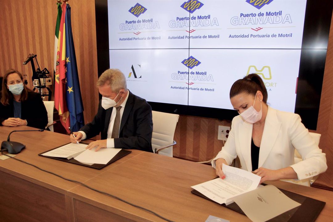 El presidente de la Autoridad portuaria de Motril, José García Fuentes, y María Arráez, presidenta de la asociación de comerciantes de Motril firman un plan de actuación para promocionar el turismo de cruceros El presidente de la Autoridad portuaria de Motril, José García Fuentes, y María Arráez, presidenta de la asociación de comerciantes de Motril firman un plan de actuación para promocionar el turismo de cruceros