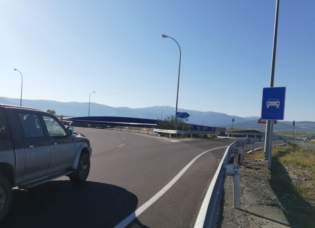 Señal S3 en el acceso a la variante de Segovia SG-20 en la rotonda de San Cristóbal de Segovia Señal S3 en el acceso a la variante de Segovia SG-20 en la rotonda de San Cristóbal de Segovia