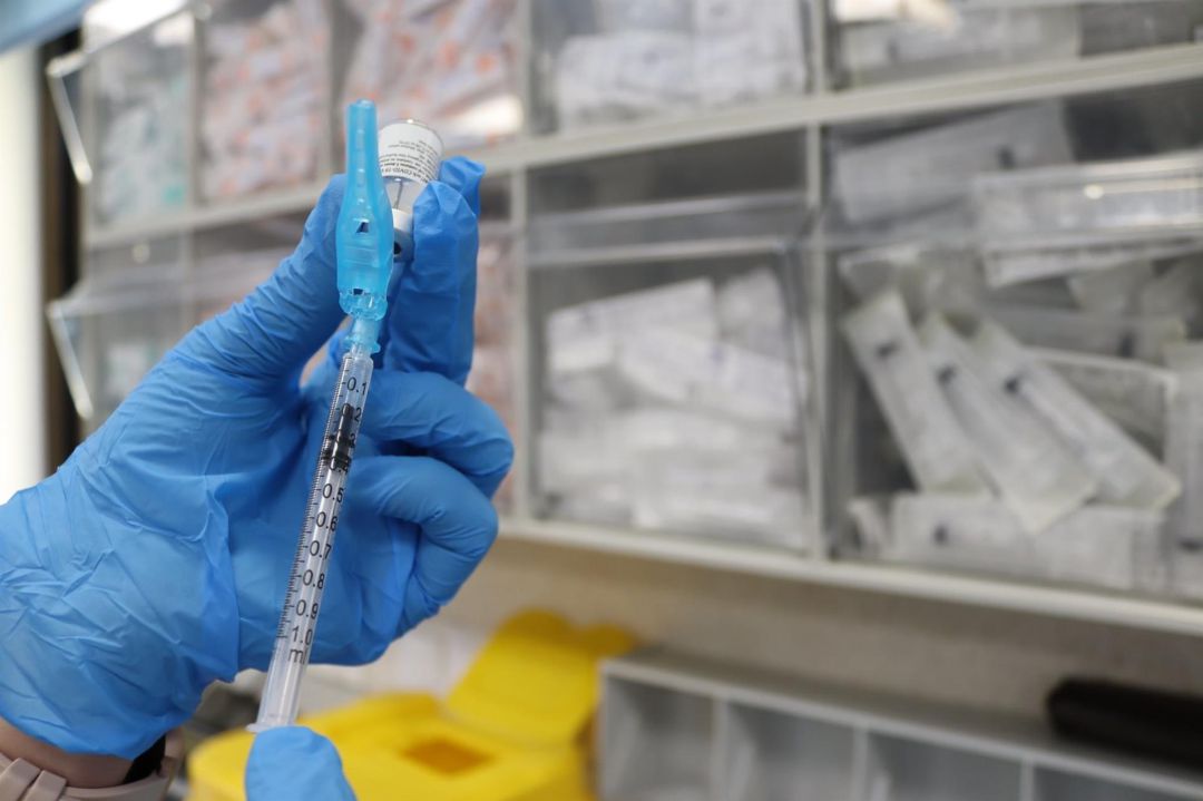 Un sanitario prepara una vacuna contra el COVID-19 Un sanitario prepara una vacuna contra el COVID-19