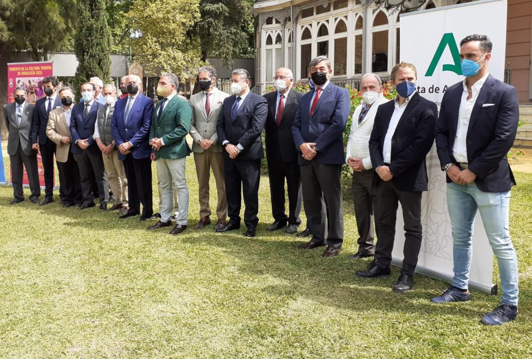 Foto de familia en la presentación de las novilladas que organiza la Asociación Andaluza de Escuelas taurinas 'Pedro Romero' Foto de familia en la presentación de las novilladas que organiza la Asociación Andaluza de Escuelas taurinas 'Pedro Romero'