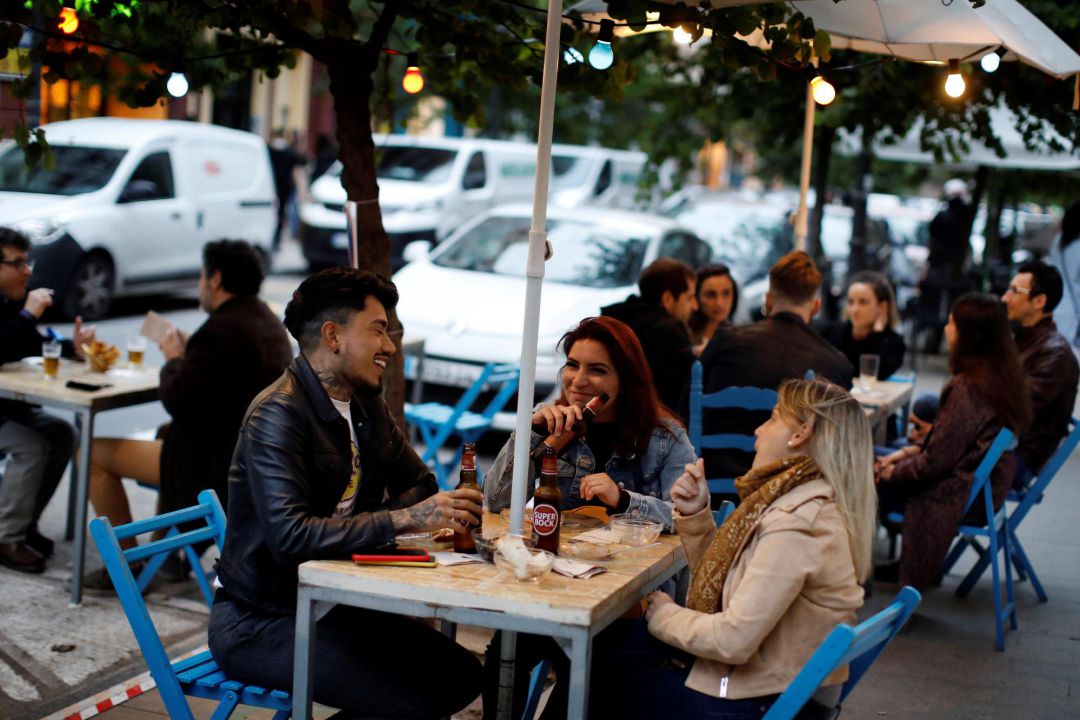 Varias personas disfrutan en la terraza de un bar a última hora de la tarde de este lunes desde el que los bares y restaurantes pueden ampliar su horario de cierre hasta el toque de queda a las 22 horas. Varias personas disfrutan en la terraza de un bar a última hora de la tarde de este lunes desde el que los bares y restaurantes pueden ampliar su horario de cierre hasta el toque de queda a las 22 horas.