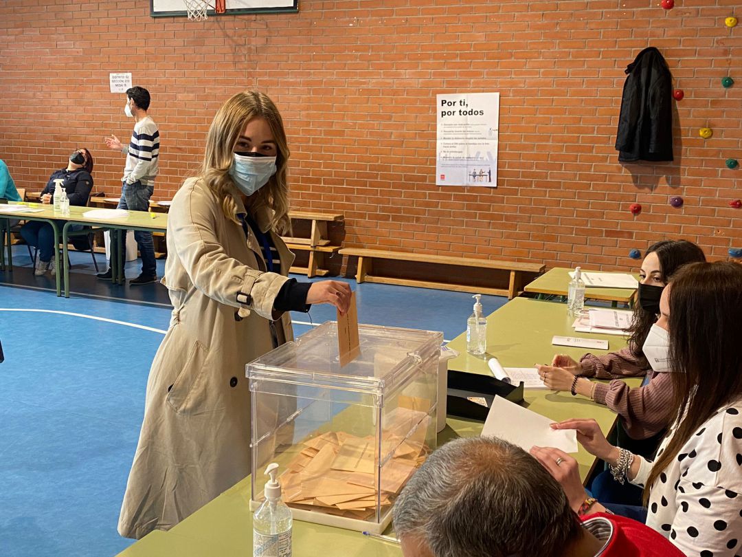 La portavoz del PP y diputada electa, Noelia Núñez, ejerciendo su derecho al voto este martes en el CEIP Greenpeace de Fuenlabrada. La portavoz del PP y diputada electa, Noelia Núñez, ejerciendo su derecho al voto este martes en el CEIP Greenpeace de Fuenlabrada.