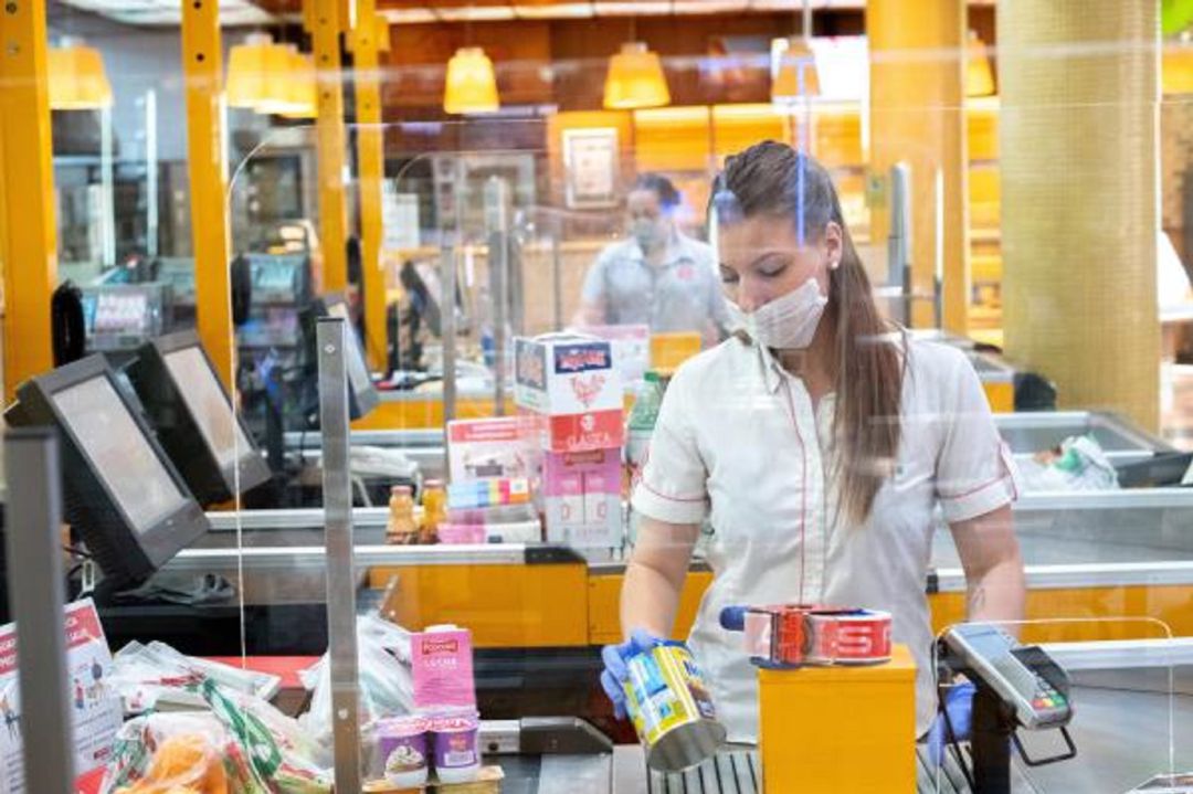 Cajeras en un supermercado (Archivo) Cajeras en un supermercado (Archivo)