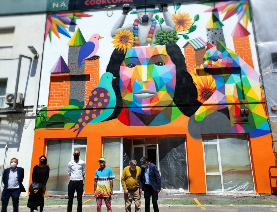 La creación de Okuda en la fachada de Corcopar. La creación de Okuda en la fachada de Corcopar.