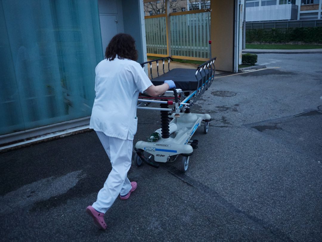 Personal sanitario del Hospital de Navarra traslada una camilla desinfectada en el Servicio de Urgencias Personal sanitario del Hospital de Navarra traslada una camilla desinfectada en el Servicio de Urgencias