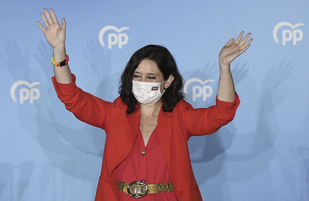 La presidenta de la Comunidad de Madrid y candidata a la reelección por el PP, Isabel Díaz Ayuso, saluda desde el balcón de la sede del partido para celebrar los primeros sondeos durante la jornada electoral, a 4 de mayo de 2021, en la Sede del Partido Popular, Madrid (España). Un total de 5.112.658 madrileños han sido llamados a las urnas hoy 4 de mayo, lo que supone 53.406 más de los que fueron convocados en los comicios autonómicos de 2019.
La presidenta de la Comunidad de Madrid y candidata a la reelección por el PP, Isabel Díaz Ayuso, saluda desde el balcón de la sede del partido para celebrar los primeros sondeos durante la jornada electoral, a 4 de mayo de 2021, en la Sede del Partido Popular, Madrid (España). Un total de 5.112.658 madrileños han sido llamados a las urnas hoy 4 de mayo, lo que supone 53.406 más de los que fueron convocados en los comicios autonómicos de 2019.