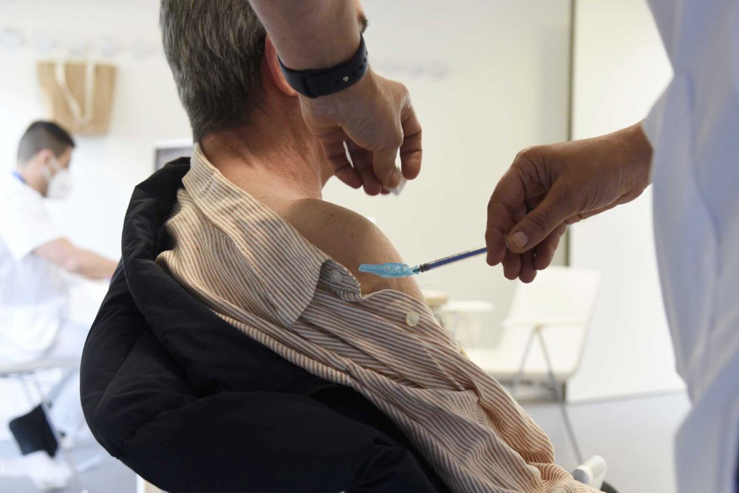 Sanitarios vacunan a personas mayores de 80 años con la dosis de Moderna y policías, bomberos y profesores con la vacuna de AstraZeneca en el hospital Álvaro Cunqueiro de Vigo, en Vigo, Pontevedra. Sanitarios vacunan a personas mayores de 80 años con la dosis de Moderna y policías, bomberos y profesores con la vacuna de AstraZeneca en el hospital Álvaro Cunqueiro de Vigo, en Vigo, Pontevedra.