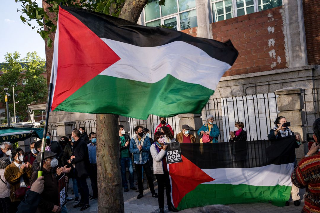 Un grupo de manifestantes ondea la bandera palestina en una protesta frente a la embajada de Israel en Madrid, el pasado 29 de abril, para protestar por la detención de la española Juana Ruiz. Un grupo de manifestantes ondea la bandera palestina en una protesta frente a la embajada de Israel en Madrid, el pasado 29 de abril, para protestar por la detención de la española Juana Ruiz.