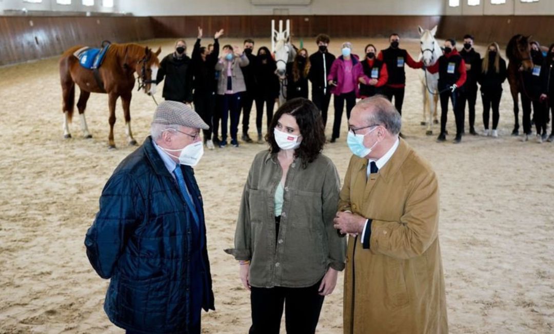 La presidenta madrileña, Isabel Díaz Ayuso, acompañada por los históricos dirigentes del PSOE, Nicolás Redondo y Joaquín Leguina. La presidenta madrileña, Isabel Díaz Ayuso, acompañada por los históricos dirigentes del PSOE, Nicolás Redondo y Joaquín Leguina.