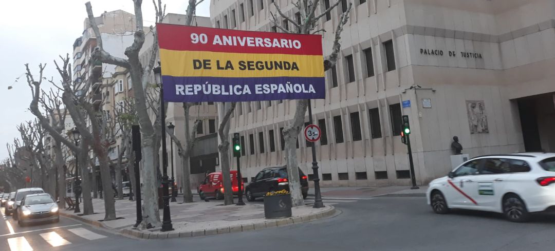 Imagen de hace unas semanas de la bandera que conmemoraba el 90 aniversario de la II Republicana Imagen de hace unas semanas de la bandera que conmemoraba el 90 aniversario de la II Republicana