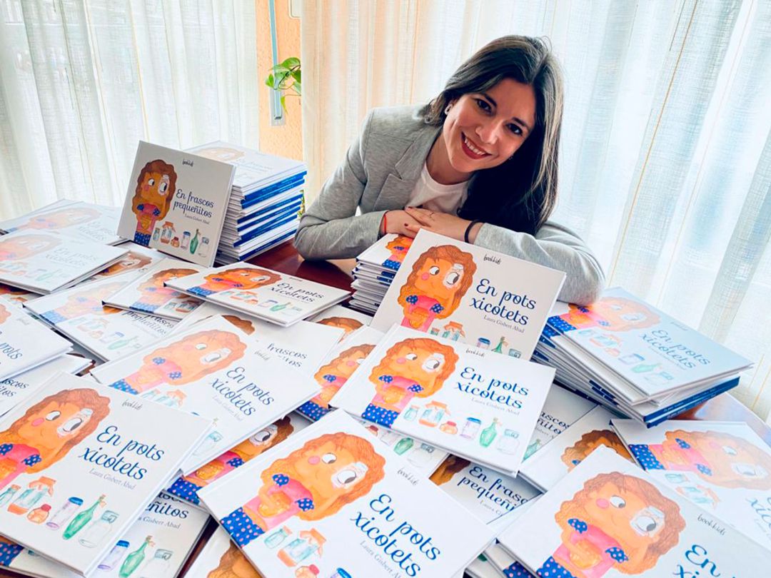 Laura Gisbert amb un grapat d'exemplars del seu primer llibre Laura Gisbert amb un grapat d'exemplars del seu primer llibre