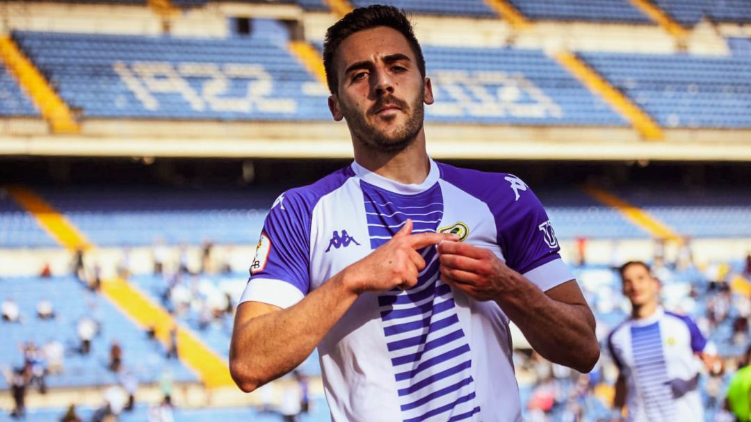 Sergio Dueñas 'Moyita' señala el escudo del Hércules CF Sergio Dueñas 'Moyita' señala el escudo del Hércules CF