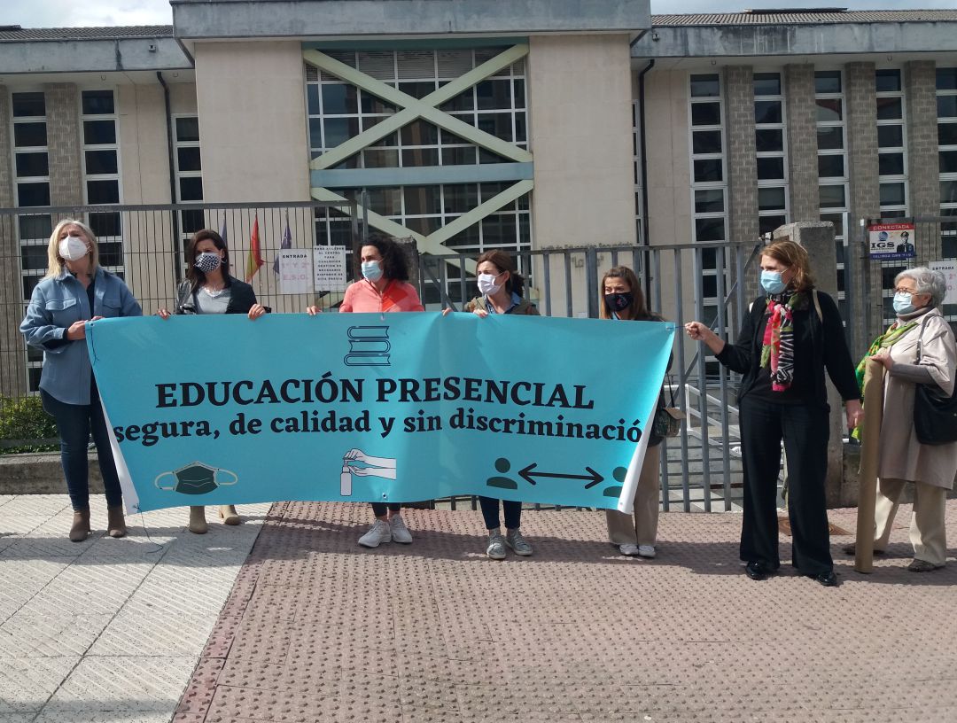 Momento de la concentración de los padres de alumnos a las puertas del I.E.S. de La Ería Momento de la concentración de los padres de alumnos a las puertas del I.E.S. de La Ería
