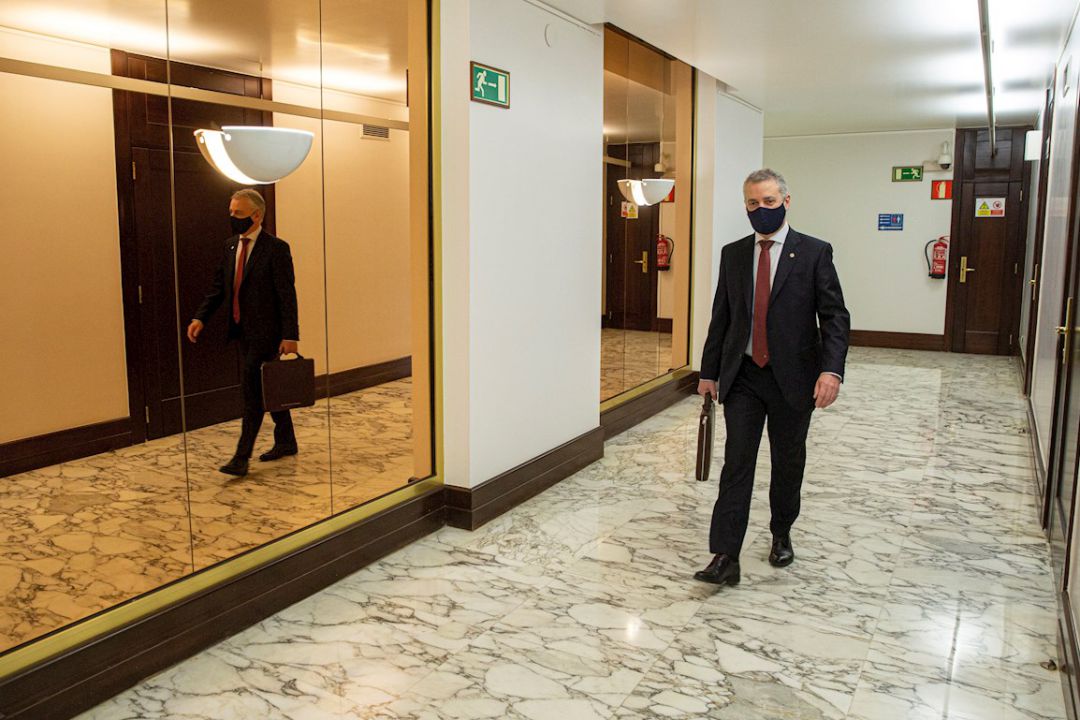Iñigo Urkullu en los pasillos del Parlamento vasco Iñigo Urkullu en los pasillos del Parlamento vasco