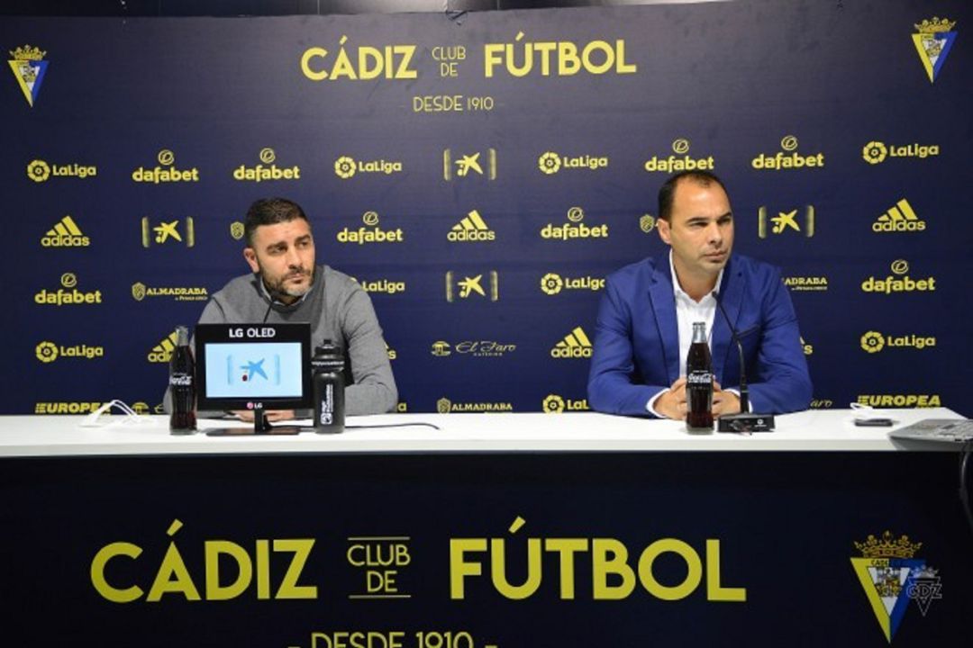 Enrique Ortiz y Jorge Cordero en la sala de prensa de la Ciudad Deportiva del Cádiz CF. Enrique Ortiz y Jorge Cordero en la sala de prensa de la Ciudad Deportiva del Cádiz CF.