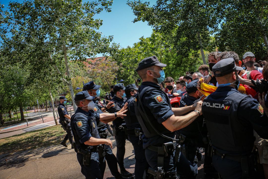 Policía Nacional actúa contra las personas participantes en la protesta contra el Rey Policía Nacional actúa contra las personas participantes en la protesta contra el Rey