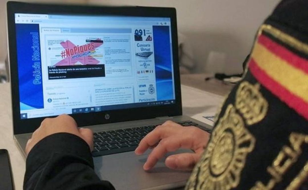Desde el preciso momento en que los estafadores tuvieron acceso al dinero, lo desviaron a cuentas bancarias de otros países Desde el preciso momento en que los estafadores tuvieron acceso al dinero, lo desviaron a cuentas bancarias de otros países