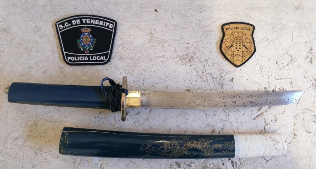 La katana intervenida tras la pelea multitudinaria en Santa Cruz de Tenerife este jueves que se ha saldado con un hombre detenido y una mujer hospitalizada al ser agredida con un bate La katana intervenida tras la pelea multitudinaria en Santa Cruz de Tenerife este jueves que se ha saldado con un hombre detenido y una mujer hospitalizada al ser agredida con un bate
