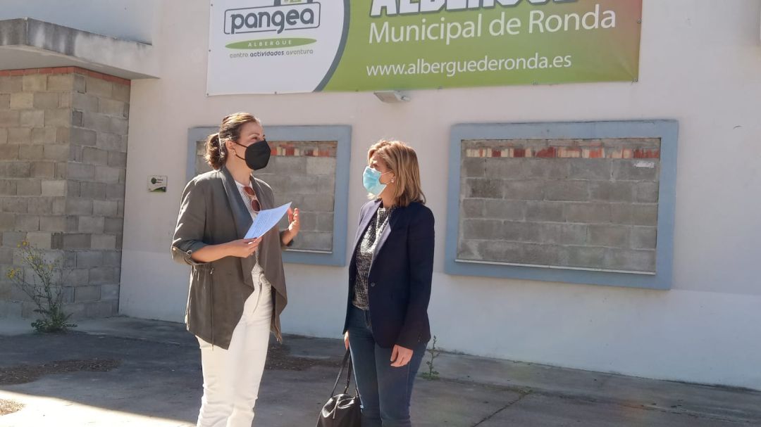 La alcaldesa de Ronda, Mª Paz Fernández, y la delegada municipal de
Contratación, Mª Carmen Martínez La alcaldesa de Ronda, Mª Paz Fernández, y la delegada municipal de
Contratación, Mª Carmen Martínez