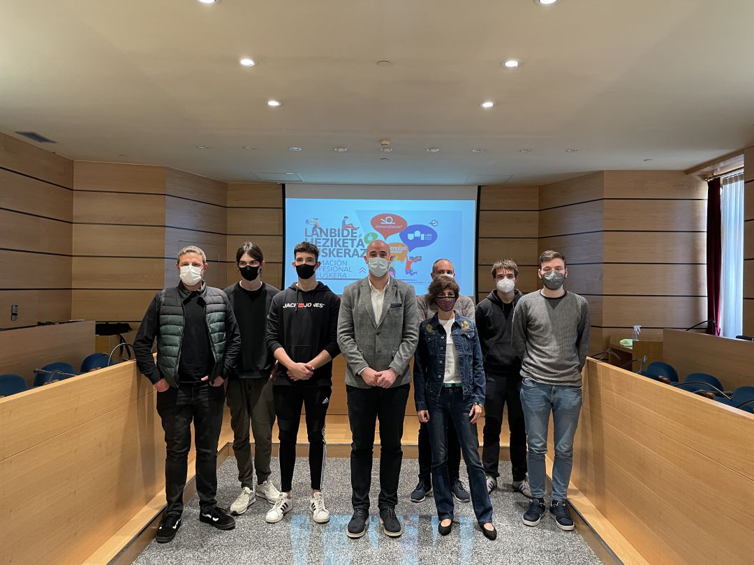 Jon Iraola, Ana Telleria, Iker Espilla, director de Estyrategia de la Escuela de Armería, Oskar Gisasola, director de la IES Uni Eibar-Ermua BHI y una representación del alumnado de las dos escuelas Jon Iraola, Ana Telleria, Iker Espilla, director de Estyrategia de la Escuela de Armería, Oskar Gisasola, director de la IES Uni Eibar-Ermua BHI y una representación del alumnado de las dos escuelas