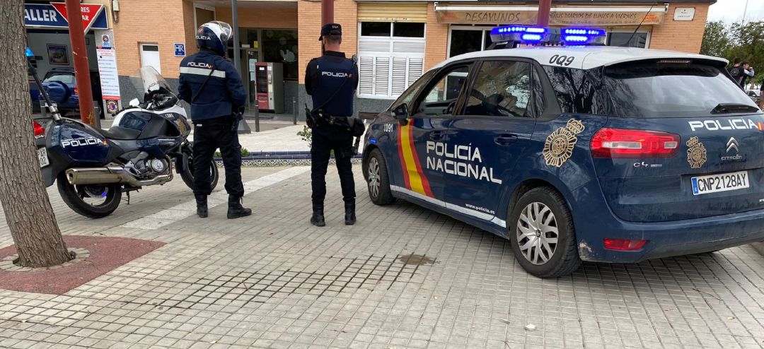 Dos de los agentes que colaboraron en la detención de la pareja Dos de los agentes que colaboraron en la detención de la pareja