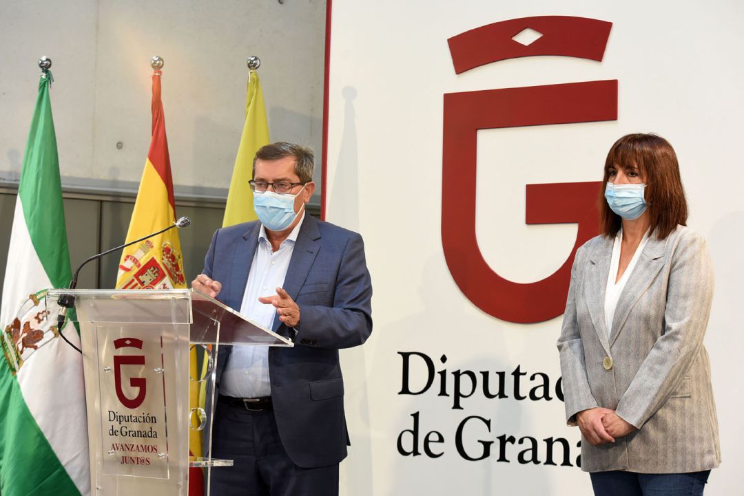 El presidente de la Diputación de Granada y la diputada de Bienestar Social, en la presentación de las ayudas El presidente de la Diputación de Granada y la diputada de Bienestar Social, en la presentación de las ayudas