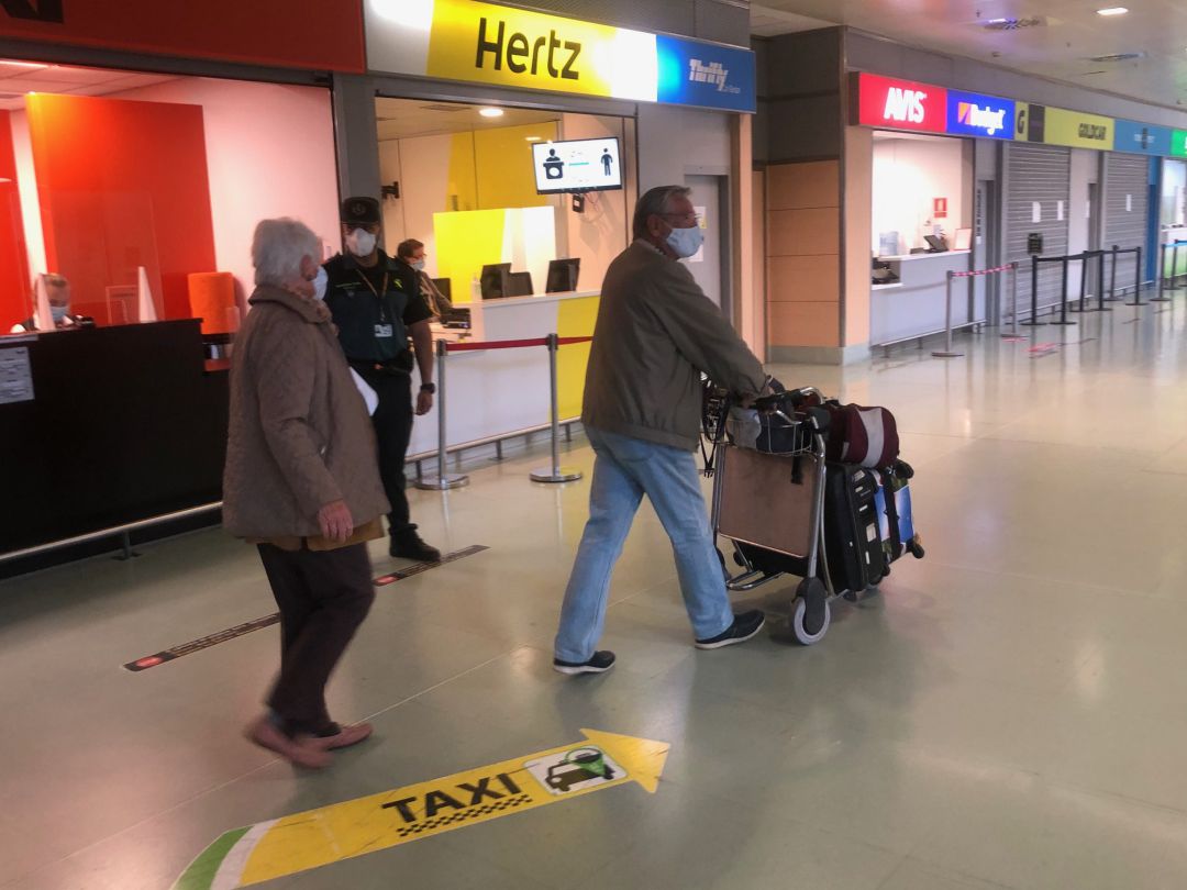 Turistas en el aeropuerto Turistas en el aeropuerto