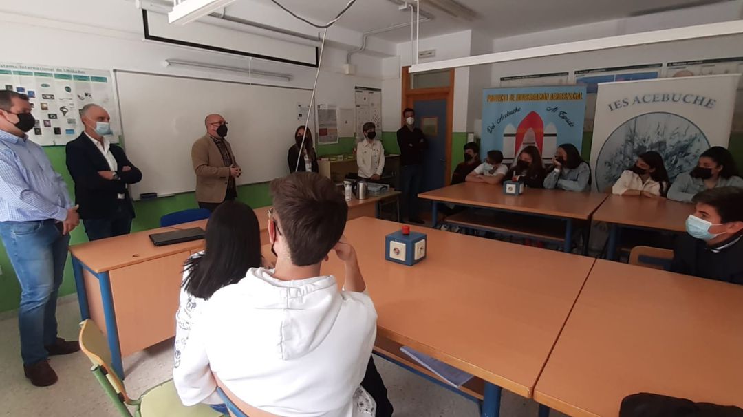 El alcalde, Manuel Anguita, con el director del IES Acebuche mientras se dirigen a los alumnos del centro. El alcalde, Manuel Anguita, con el director del IES Acebuche mientras se dirigen a los alumnos del centro.