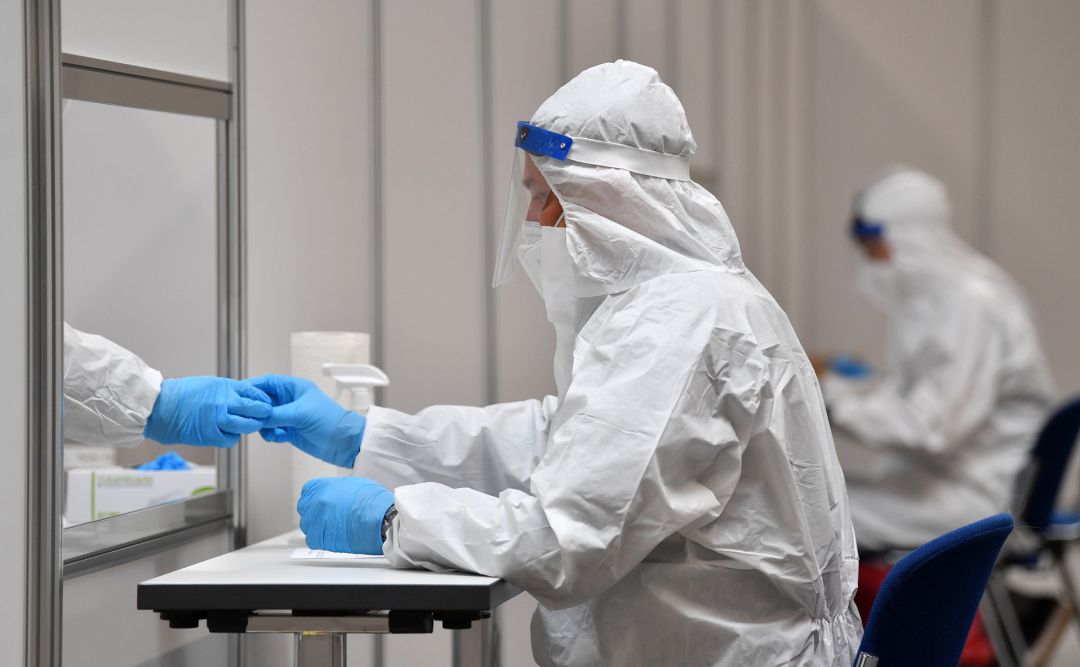 Trabajadores en un centro de pruebas de coronavirus. Trabajadores en un centro de pruebas de coronavirus.