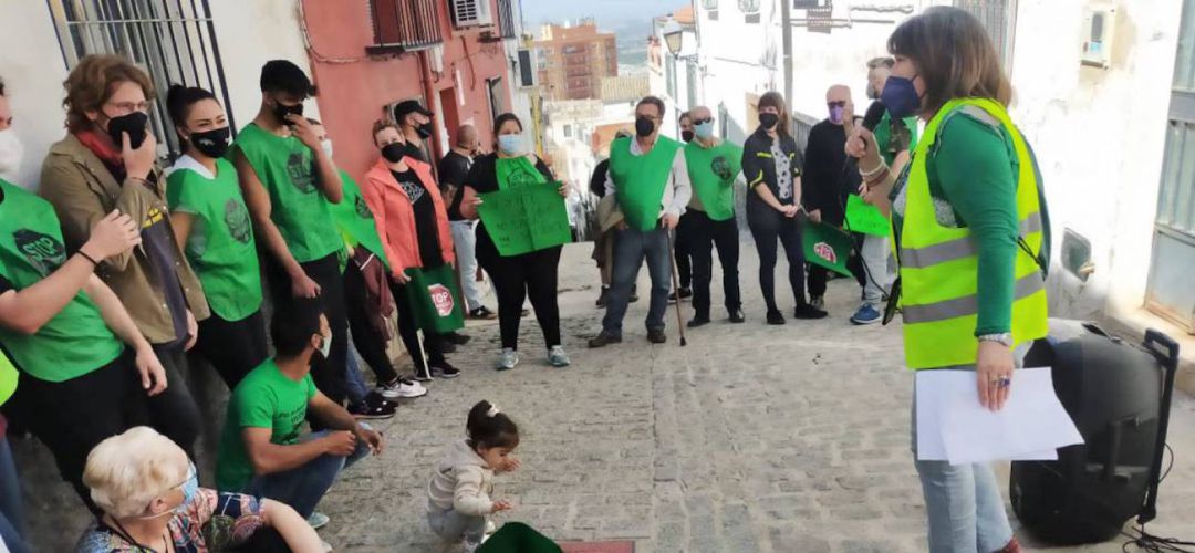 Imagen de archivo de una protesta de la PAH frente a la casa de la familia que iba a ser desahuciada. Imagen de archivo de una protesta de la PAH frente a la casa de la familia que iba a ser desahuciada.
