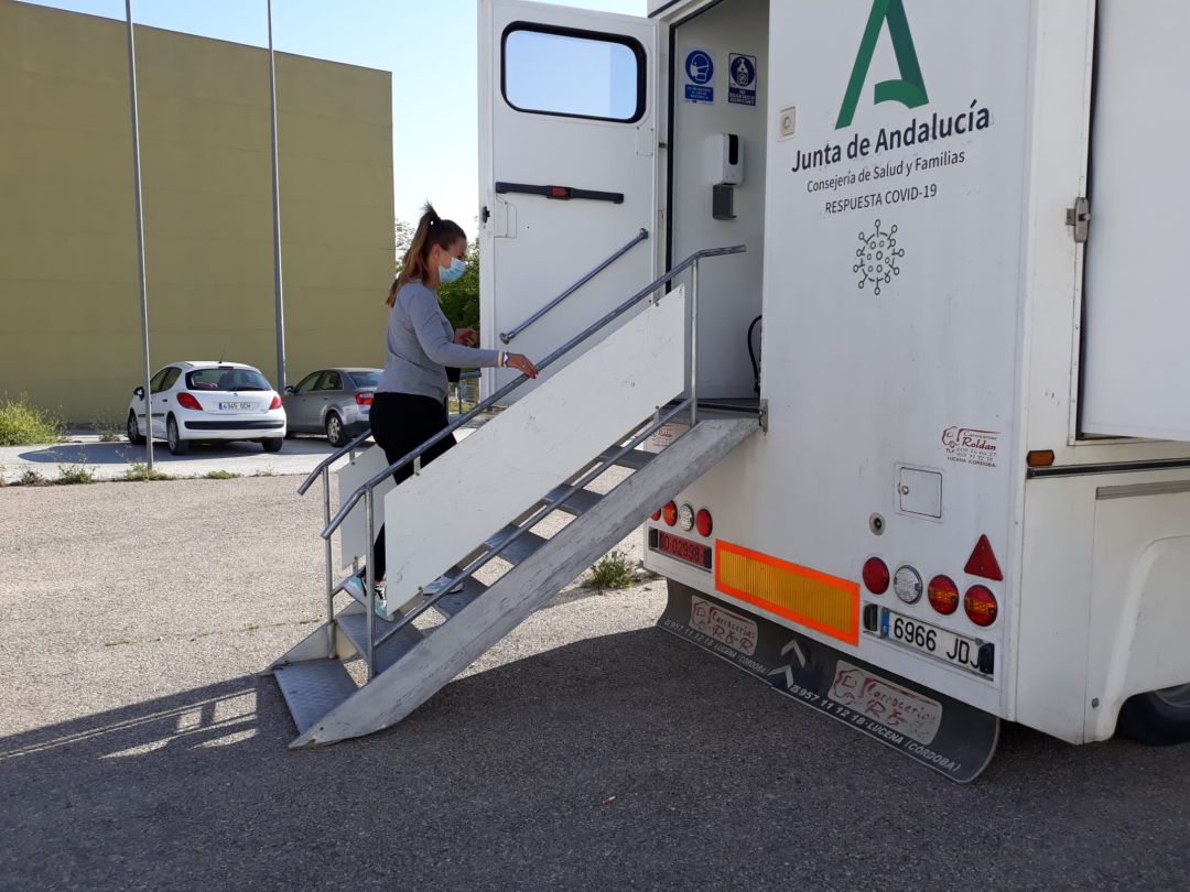 Una vecina accede a la Unidad Móvil, para las pruebas del cribado Una vecina accede a la Unidad Móvil, para las pruebas del cribado