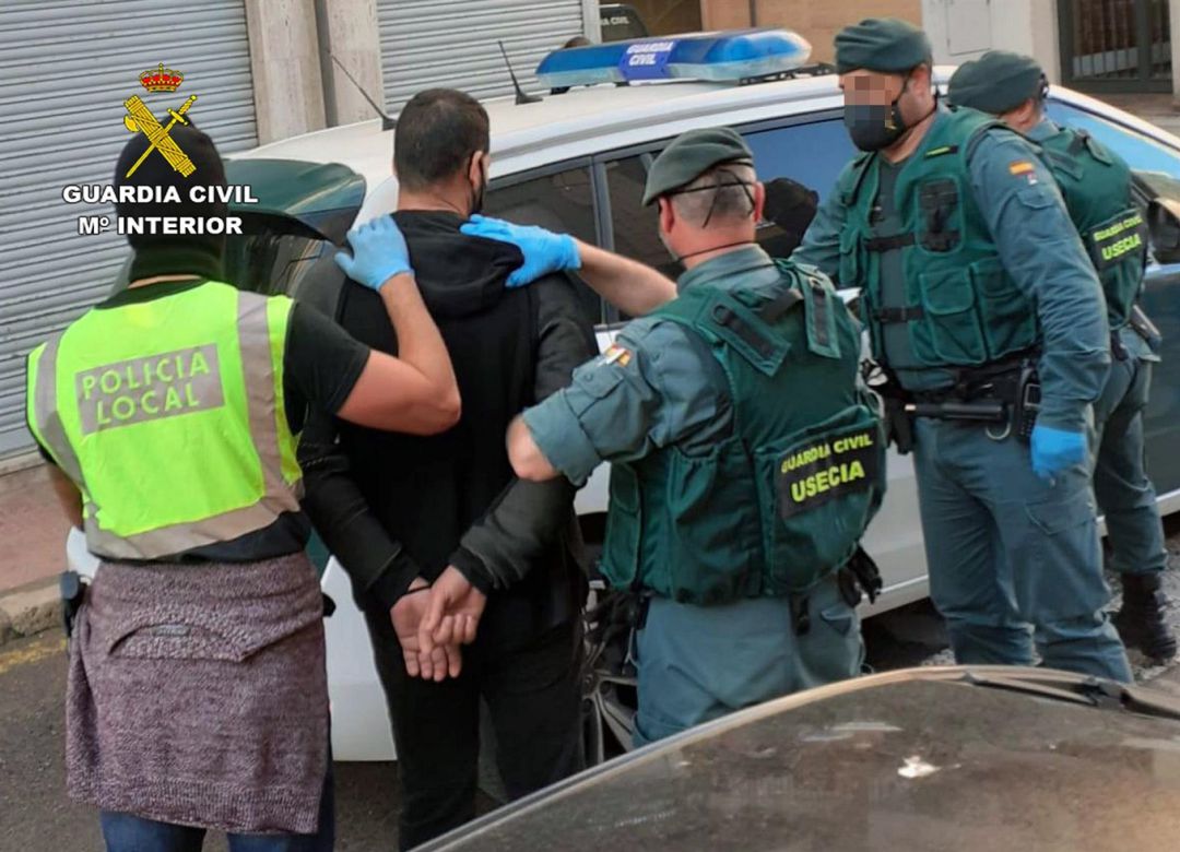 Guardia Civil desmantela en Águilas un punto de venta de sustancias estupefacientes. Guardia Civil desmantela en Águilas un punto de venta de sustancias estupefacientes.