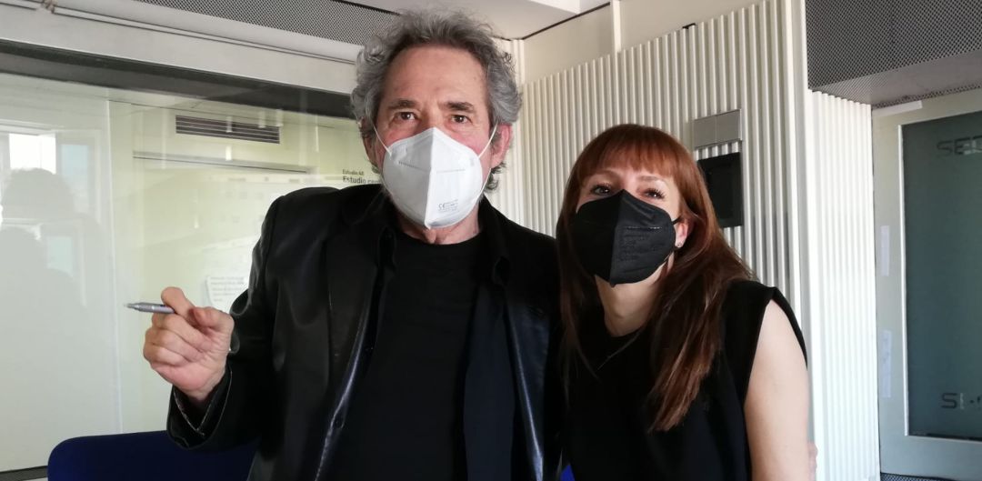Miguel Ríos, junto a Macarena Berlín, en uno de los estudios de la SER. Miguel Ríos, junto a Macarena Berlín, en uno de los estudios de la SER.