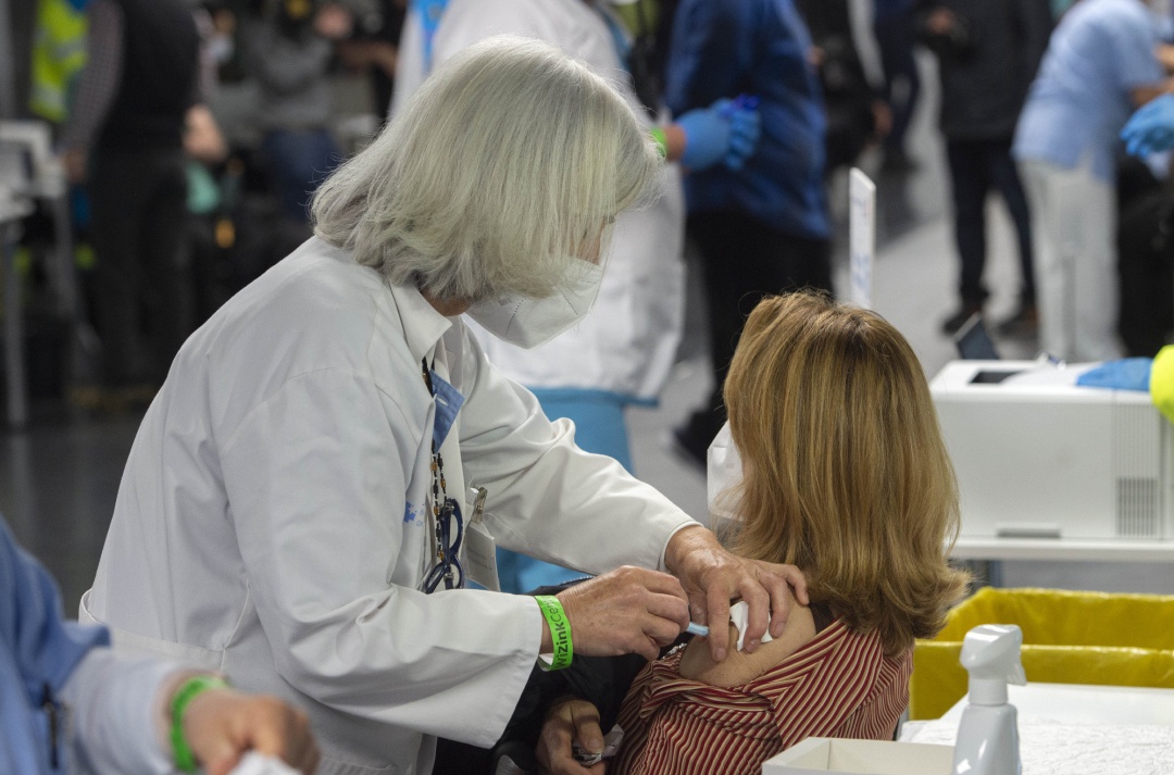 (ARCHIVO) Una trabajadora sanitaria administra una dosis de la vacuna AstraZeneca contra el Covid-19 a una persona en el Wizink Center (ARCHIVO) Una trabajadora sanitaria administra una dosis de la vacuna AstraZeneca contra el Covid-19 a una persona en el Wizink Center
