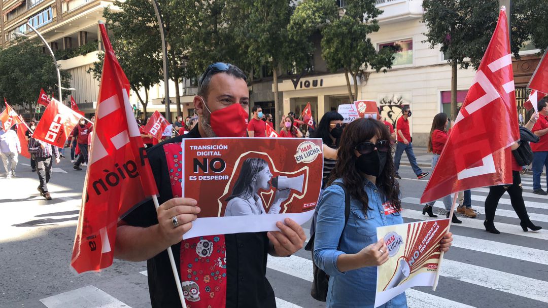 Trabajadores de H&M protestan contra el ERE de la empresa durante la manifestación del 1º de mayo en Murcia Trabajadores de H&M protestan contra el ERE de la empresa durante la manifestación del 1º de mayo en Murcia