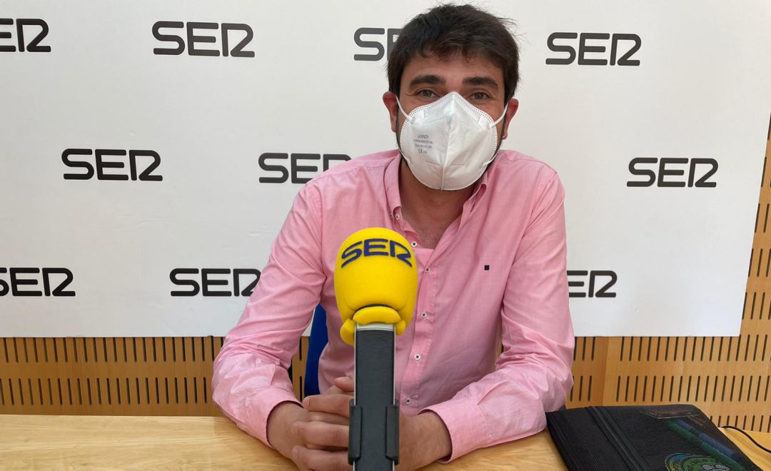 Ernesto de la Cruz, responsable de Enseñanza de UGT, en los estudios de Radio Murcia Ernesto de la Cruz, responsable de Enseñanza de UGT, en los estudios de Radio Murcia
