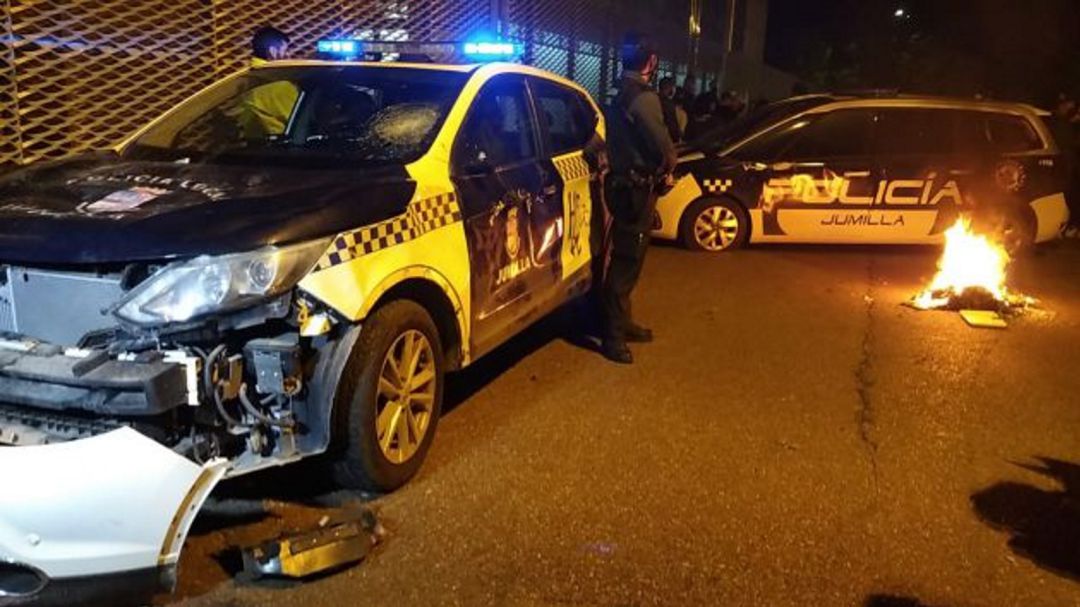 Daños efectuados a vehículos policiales durante las concentraciones de protesta, celebradas en Jumilla, por la muerte del joven Kevin, presuntamente a manos del exnovio de su pareja Daños efectuados a vehículos policiales durante las concentraciones de protesta, celebradas en Jumilla, por la muerte del joven Kevin, presuntamente a manos del exnovio de su pareja