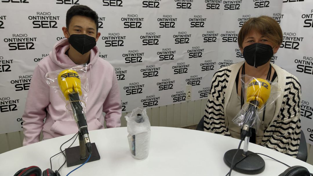 Bryan Espinosa i Fina García a l'estudi de Ràdio Ontinyent Bryan Espinosa i Fina García a l'estudi de Ràdio Ontinyent