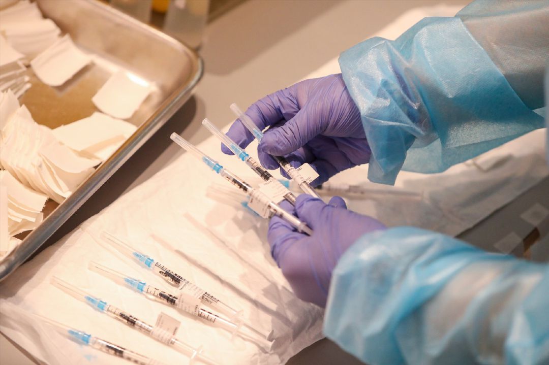 Un empleado sanitario sostiene una de las vacunas de Pfizer contra el Covid-19. Un empleado sanitario sostiene una de las vacunas de Pfizer contra el Covid-19.